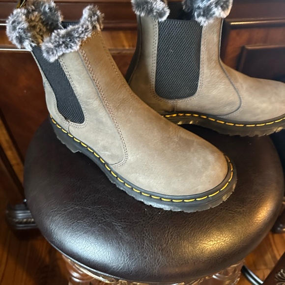 Dr Martens Leonore Chelsea fur line boot. Suede light gray. Size 7 - Picture 4 of 7